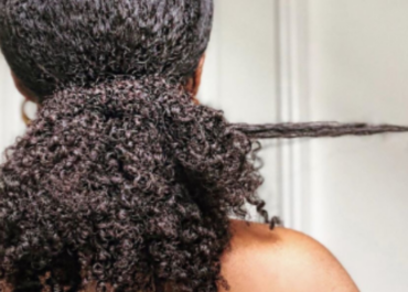 Hydrater ou nourrir ses cheveux : quelle différence ?